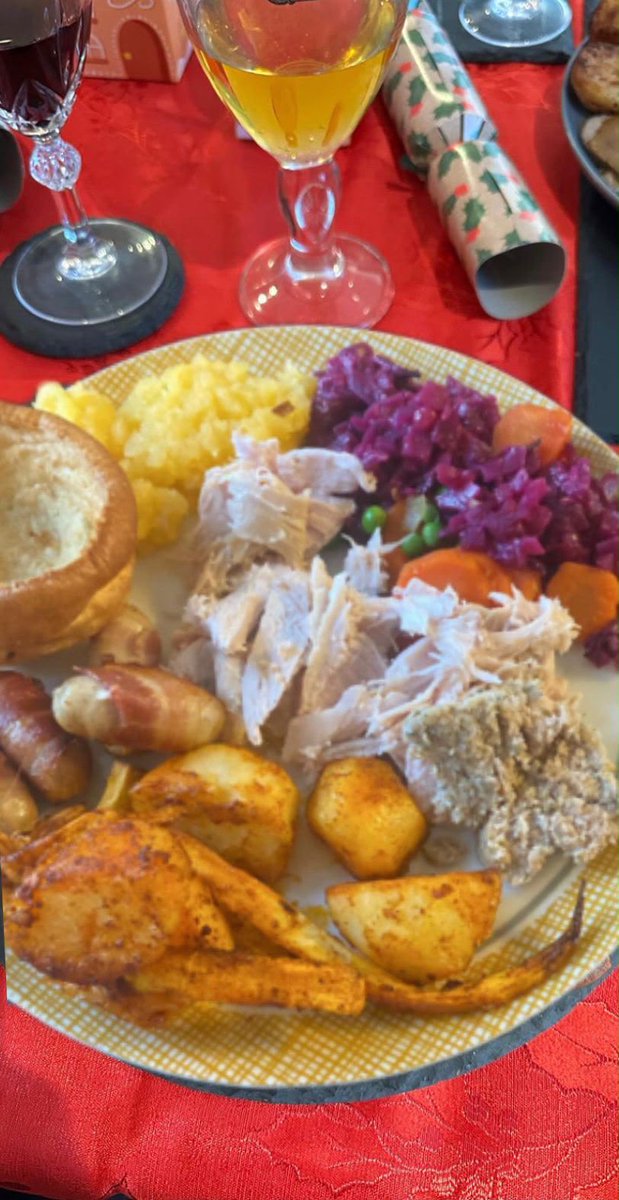 CharsDiet's tweet photo. A tradition in our family? We have 2 Christmas days, the traditional 25/12 and the closest Sunday to 22/09 (today). Thanks Mum for this one, you quite literally never disappoint 😍🫶 #MILF (easy on the peas next time) YAMAS! 🍻 https://t.co/yRDmj77BZB