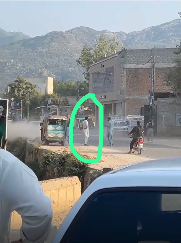 GFarooqi's tweet photo. ‼️ جنید اکبر کی اسلام آباد کو ’سومنات‘ بنانے اور تباہ کرنے کی اشتعال انگیز تقریر کے بعد تحریک انصاف کی جانب سے پرتشدد واقعات کا سلسلہ شروع ہو گیا ہے۔ ‼️

مالاکنڈ/سوات سے تعلق رکھنے والے پی ٹی آئی کے رکن صوبائی اسمبلی شکیل خان کی موجودگی میں ان کے گارڈز نے لیویز اہلکاروں پر فائرنگ کر دی۔ دو لیویز اہلکار زخمی ہوئے۔ واقعے کی ویڈیوز بھی سامنے آ گئی ہیں۔

اعلیٰ سطح پر سخت نوٹس لیا گیا ہے۔ شکیل خان اور دیگر کے خلاف ایف آئی آر درج کر دی گئی ہے، گرفتاریوں سمیت قانونی کارروائی شروع کر دی گئی ہے۔

ذرائع کا کہنا ہے کہ لیویز اہلکاروں پر فائرنگ جیسے واقعے میں کسی قسم کی نرمی یا رعایت نہیں ہو گی۔ ذمہ داروں کے خلاف زیرو ٹالرنس کے تحت سخت کارروائی جاری ہے۔