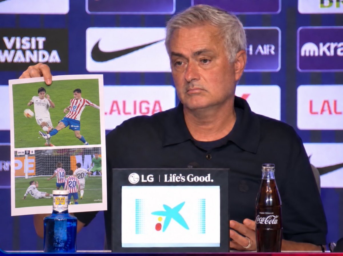 imanoleg_'s tweet photo. 🚨 José Mourinho ha perdido la cabeza. Me comentan desde el club que sigue enseñando folios con imágenes de derbis. 🚨

“Hasta que no termine de enseñar todas las hojas que tengo no voy a marchar.” Se empieza a pensar que es una campaña orquestada y diseñada por HP, patrocinador oficial del Real Madrid. 

Se prevé noche larga en el Metropolitano.