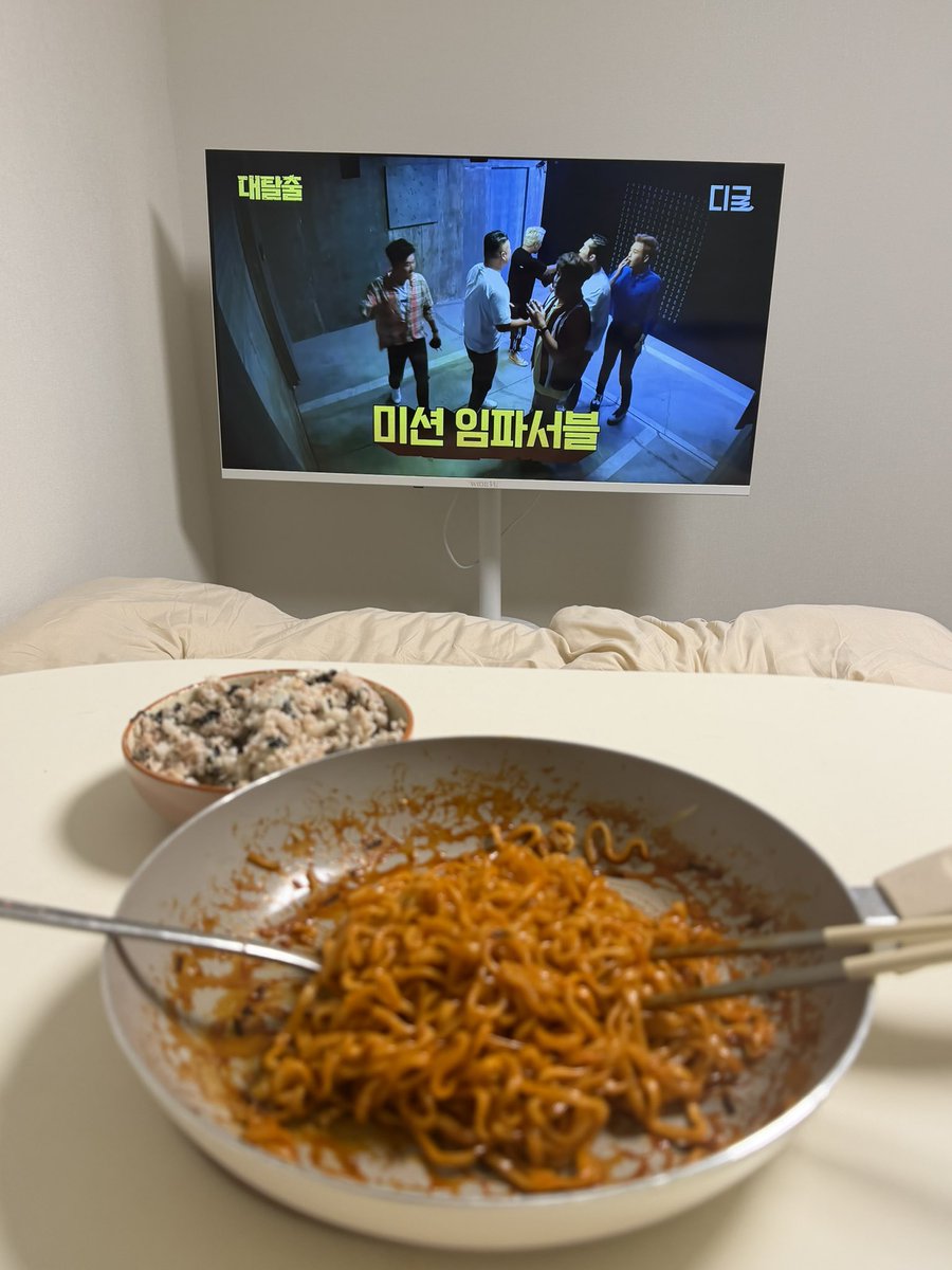 dgnr0o's tweet photo. 새벽 3시 18분
불닭&amp;참치마요밥 먹으면서
대탈출 보기 좋은시간 https://t.co/HXXRlfEWOR