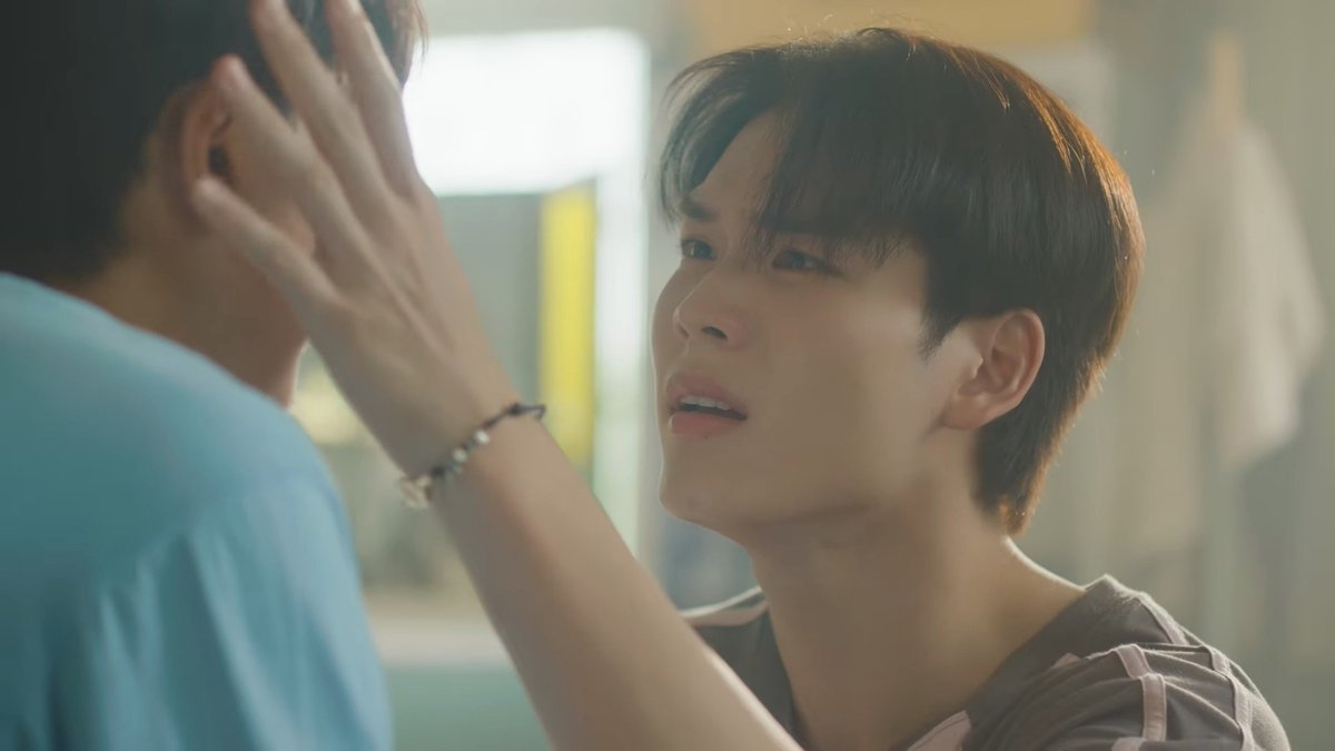 milkwithbiscuit's tweet photo. just the little detail of sun's eyes full of tears because he can't bear seeing the person he loves the most in pain.

oh his love for bay is SO genuine and pure 😭😭

#MatchPointSeriesEP9 https://t.co/Zs5fx35j1o