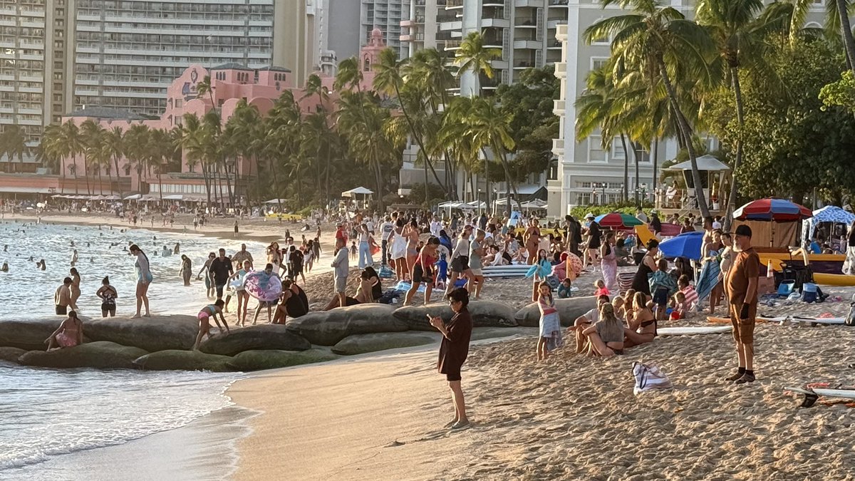 hawaii_isla808's tweet photo. Last night 9/19/26; Sunset over Waikiki πΈβοΈππΌπΉπΊππ»ββοΈπβ€οΈπ²πββοΈ #oahu #hawaii #sunsethawaii #waikiki #waikikibeach https://t.co/5ElUJOVQ8a