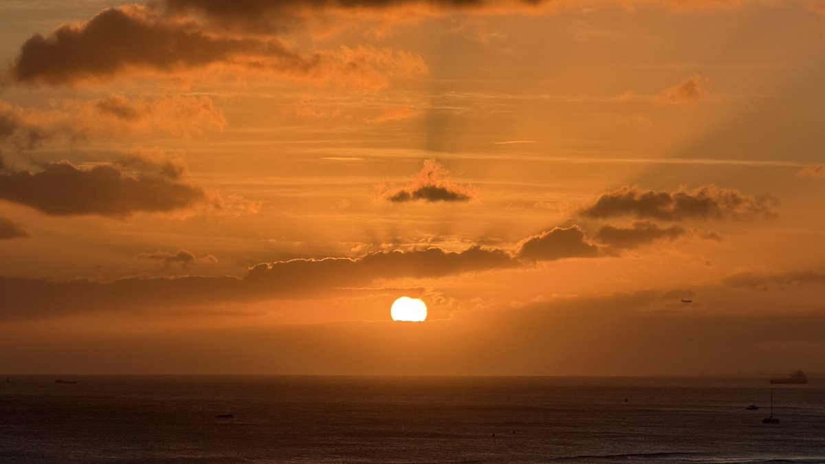 hawaii_isla808's tweet photo. Last night 9/19/26; Sunset over Waikiki πΈβοΈππΌπΉπΊππ»ββοΈπβ€οΈπ²πββοΈ #oahu #hawaii #sunsethawaii #waikiki #waikikibeach https://t.co/5ElUJOVQ8a