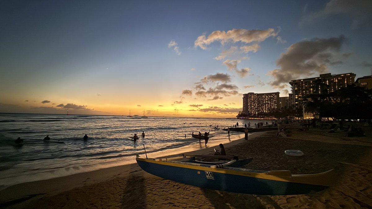 hawaii_isla808's tweet photo. Last night 9/19/26; Sunset over Waikiki πΈβοΈππΌπΉπΊππ»ββοΈπβ€οΈπ²πββοΈ #oahu #hawaii #sunsethawaii #waikiki #waikikibeach https://t.co/5ElUJOVQ8a