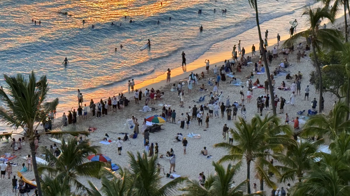 hawaii_isla808's tweet photo. Last night 9/19/26; Sunset over Waikiki πΈβοΈππΌπΉπΊππ»ββοΈπβ€οΈπ²πββοΈ #oahu #hawaii #sunsethawaii #waikiki #waikikibeach https://t.co/5ElUJOVQ8a
