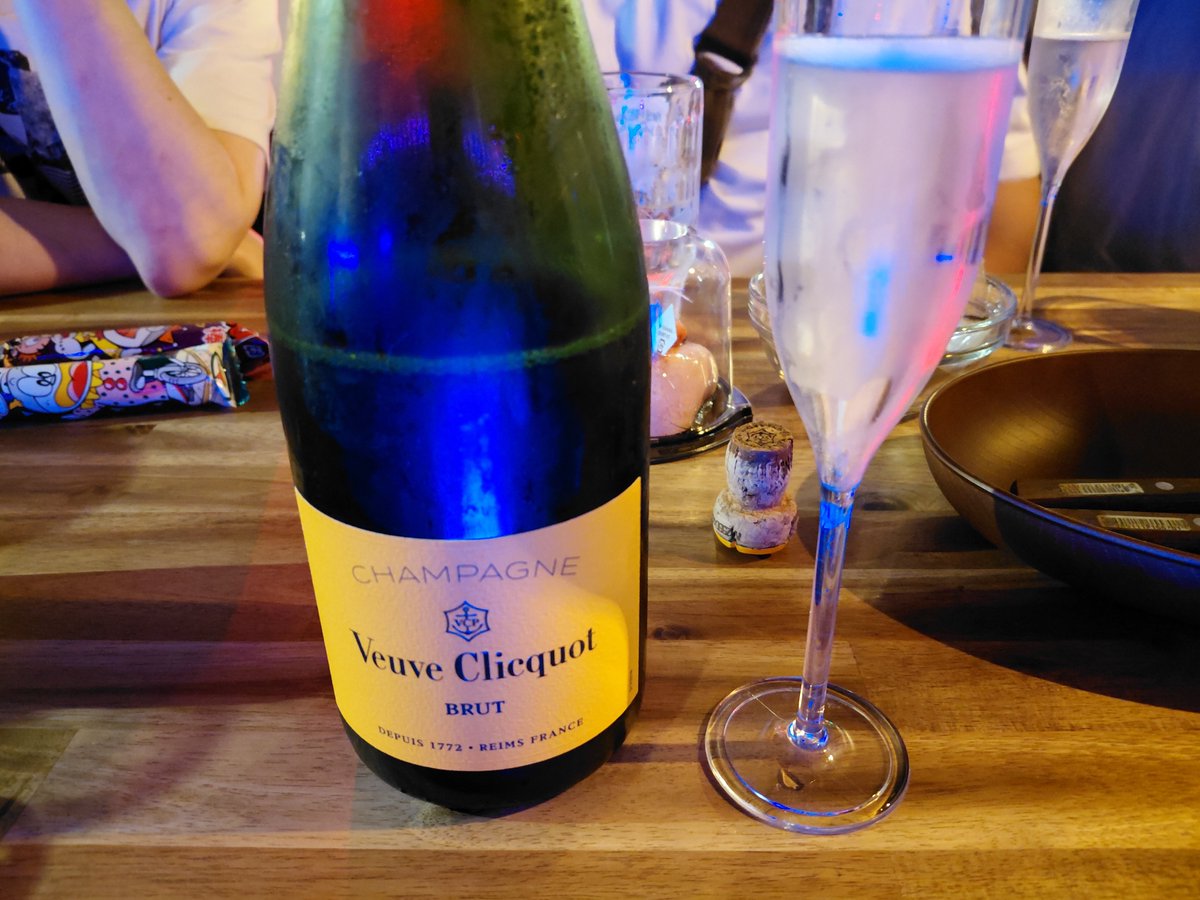 lamb_layer's tweet photo. めちゃめちゃありがとうございました！
とっても楽しかったし最高の���誕生日になりました> ·̫ <⸝⸝しあわせ〜
シャンパン、ドリンク、プレゼントありがとうございます！！꒰՞o̴̶̷̤  ̫ o̴̶̷̤՞꒱🍑
いっぱいおめでとう貰えて嬉しかった♡ https://t.co/xc45hZDejn