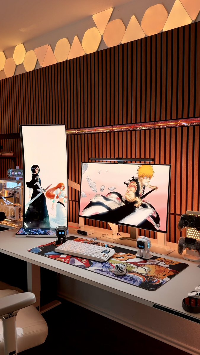 dannysleafs's tweet photo. Anyone else like Bleach? #desksetup https://t.co/Nn4nRmqh6G
