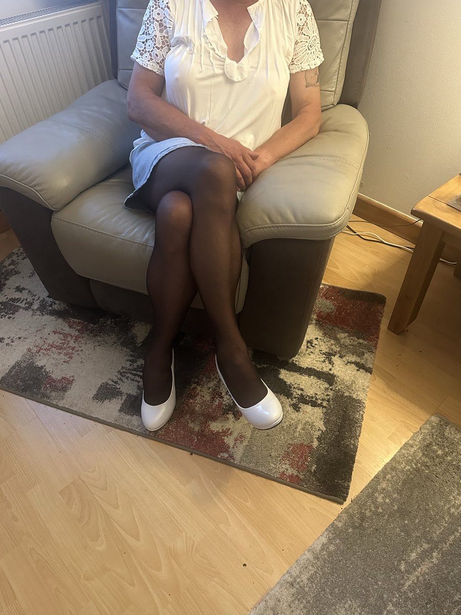 SissyCDLauren's tweet photo. And chill tonight, new makeup was awful but still feeling good #tights #miniskirt https://t.co/dBiH9s8vSF