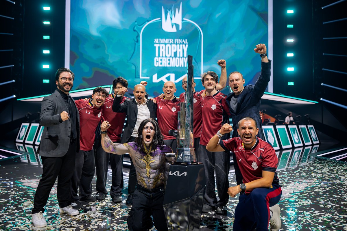 LEC's tweet photo. Not a SINGLE playoffs series lost all year, a perfect sweep 🏆🏆🏆 https://t.co/Na50SjbBKN