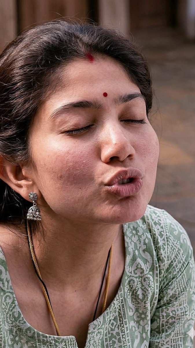 Ashokamax1989's tweet photo. Some of sexy looks from favourite beauty 

#Saipallavi https://t.co/XL3nEuzEtl