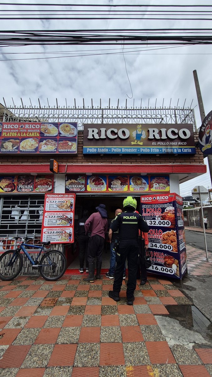 CamiloMC1986's tweet photo. En la Av. Rojas con cl 78 este asadero de pollos, su personal presuntamente está talando los árboles en la Av. Rojas como lo evidencian las cámaras de seguridad. Hago un llamado a @Ambientebogota @alcaldeengativa @Bogota para tomar medidas frente a este caso. https://t.co/r4Q1kCTqpN