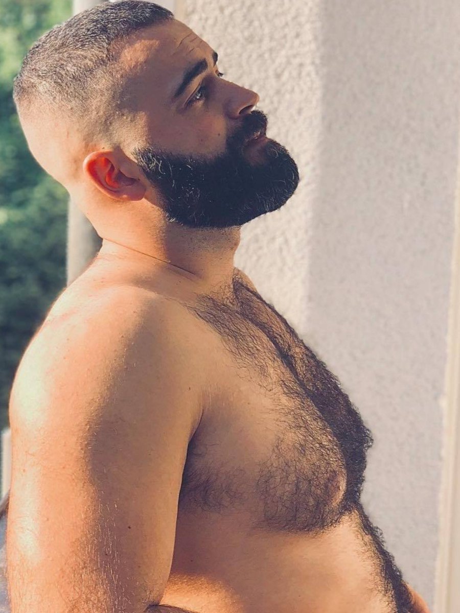 MidnightGarcia's tweet photo. Waking up next to this would be perfection 😍🥵
#chest #HairyMale https://t.co/PimM7XshoU