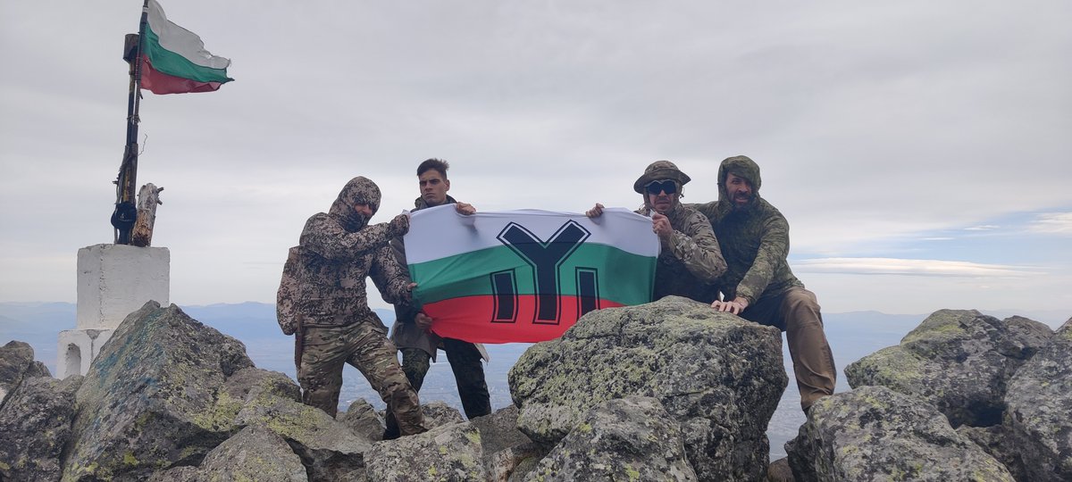 bgnsnet's tweet photo. #25годиниБНС

Походите сред природата, и най-вече сред прекрасните български планини, са една от дейностите на Български Национален Съюз, която развиваме още от неговото създаване. През тези 25 години сме изкачили десетки върхове във всяка по-висока планина в България, а и не само в България.

Преди години върху стена на софи��ска улица, наши недоброжелатели бяха написали със спрей: „БНС - туристи“. Но тези походи, понякога няколкодневни, не са просто туризъм сред природата. Не са и само физическо изпитание. Те са най-вече нашия начин да избягаме за малко от бетонените джунгли, в които са се превърнали съвременните градове, заедно със съпътстващите ги нравствена деградация и социално отчуждаване, и в другарската атмосфера да презаредим батериите с положителни емоции. Само този, който поне веднъж е бил с нас на един такъв поход, усетил е чувството на взаимопомощ сред суровите условия в дивата природа и се е насладил на спиращите дъха гледки, може да разбере защо при всяка удала ни се ��ъзможност нарамваме тежките раници и хващаме някоя планинска пътека, за да изкачим поредния връх.