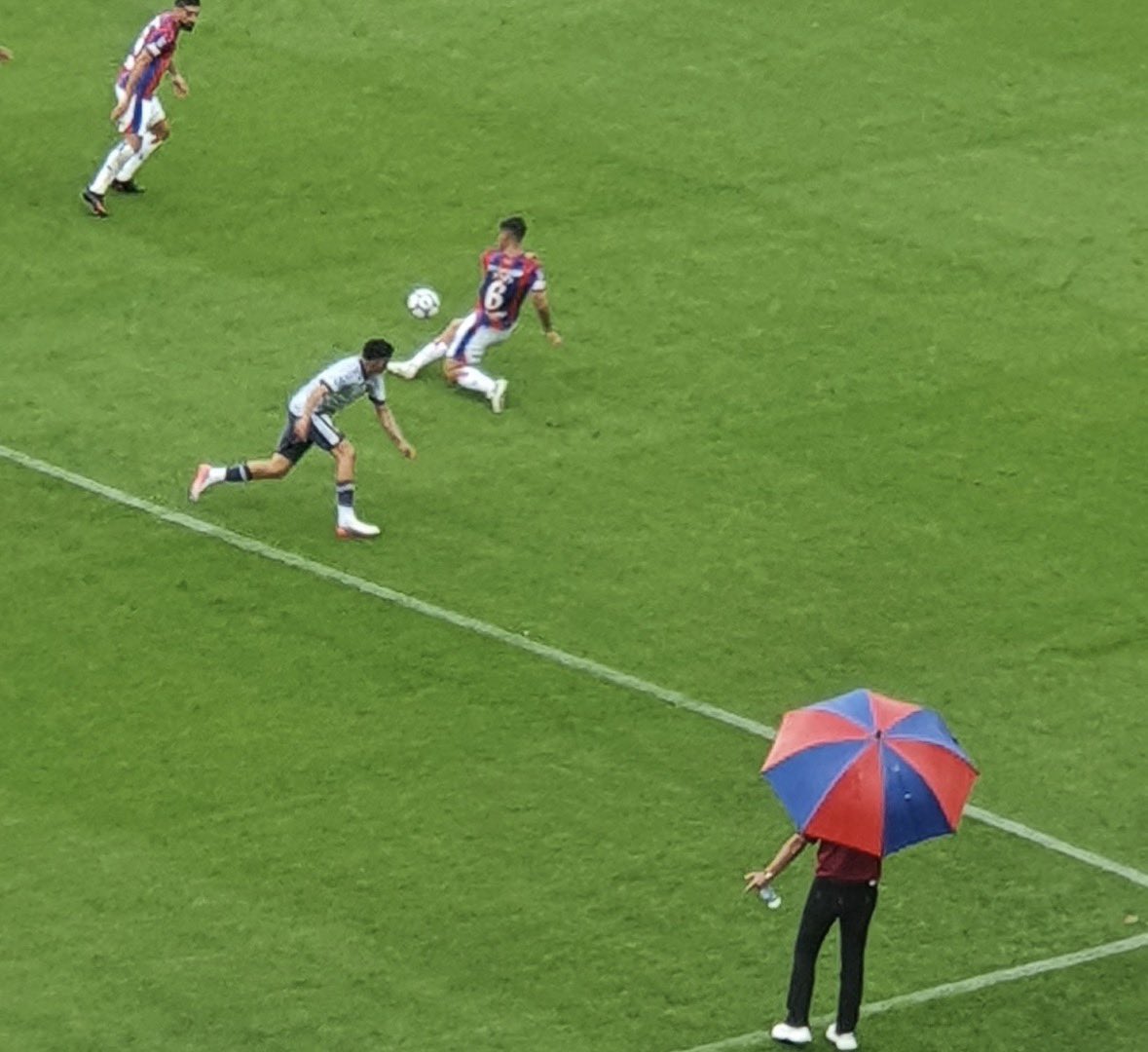 ramiroamadio's tweet photo. Que sonsera de Insaulrralde ir a disputar un balón así con amarilla, bien expulsado.

Veremos cómo seguirá la dinámica del encuentro, es superior Boca Juniors hasta aquí.

Mal amonestado Herrera.

CASLA 0-0 Boca Juniors. https://t.co/j7AZYVJulY