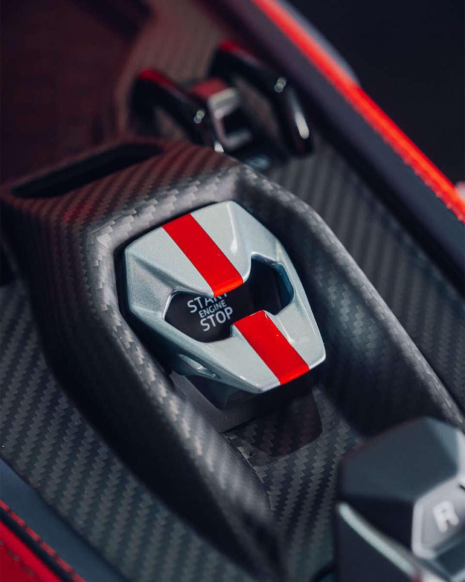 CarHub_2's tweet photo. LAMBORGHINI REVUELTO 📸✨🚀. https://t.co/MOOgCQ7pi2