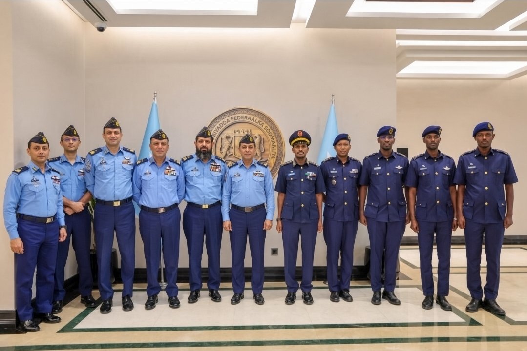 Deee_luul's tweet photo. A group photo featuring the senior Pakistan Air Force delegation that visited Somalia, alongside members of the Somali Air Force, including Air Marshal Muhammad Sarfraz and Somali Air Force Commander Brigadier General Abdirisaq Mahamud Haji.

The Somali Air Force is coming back stronger than ever, and we are witnessing the beginning of a new chapter right before our eyes. 💙✈️

🇸🇴🫱🏼‍🫲🏻🇵🇰