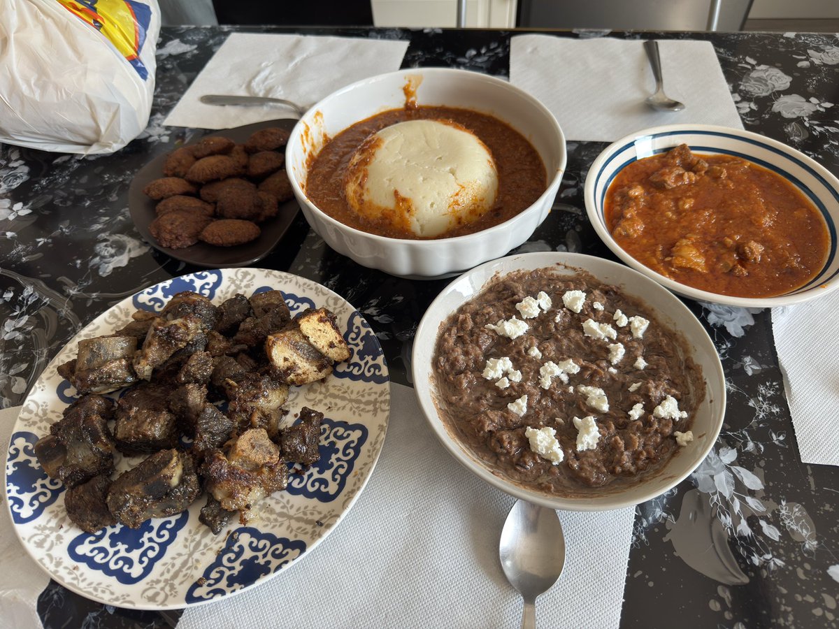 Mgsafaf's tweet photo. اليوم كان يوم جميل ❤️ تعرفت بالصدفة على عائلة سودانية، زوجين سودانيين، وعزموني عن����م، وحتى عملوا لي العصيدة! آخر مرة أكلت فيها العصيدة كانت سنين.في قمه الطيبه معي،كانك فرد منهم.
مهما بعدنا عن السودان، تظل طيبة السودانيين وأصلهم الجميل حاجة بتفرّح القلب🇸🇩❤️ https://t.co/kFvndy3TrT