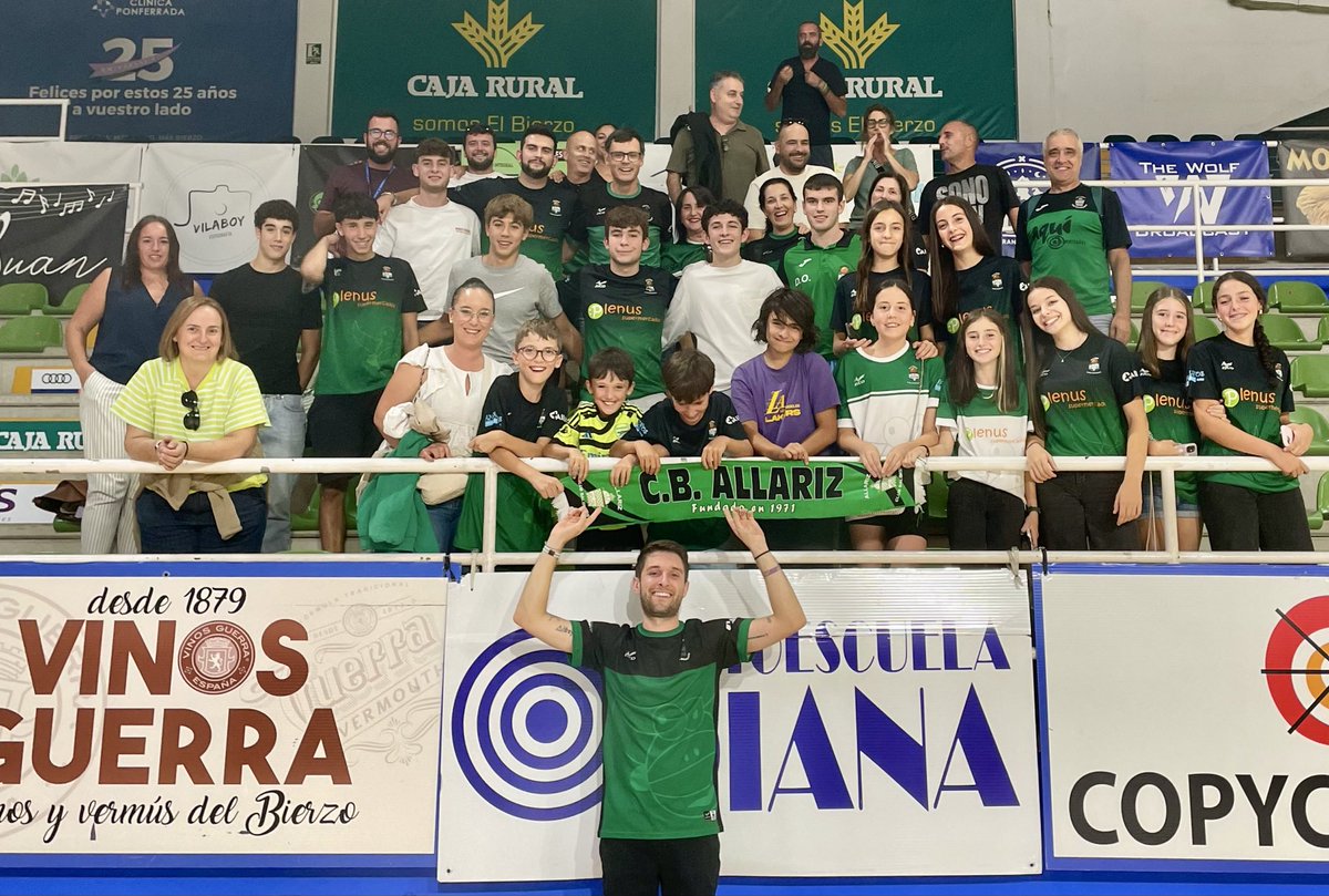 baloncestoSDP's tweet photo. 💚 Durante la 2ª jornada de la #CopaEspaña, tuvimos a gran parte de la familia del @CBAllariz animando a los nuestros y, especialmente, a nuestro entrenador @samu_conde.

Moitas grazas polo voso apoio e cariño, alaricanos. Esta tamén é a vosa casa. 🤝

#25AñosCDP #SomosSDP https://t.co/d705wfc4GA
