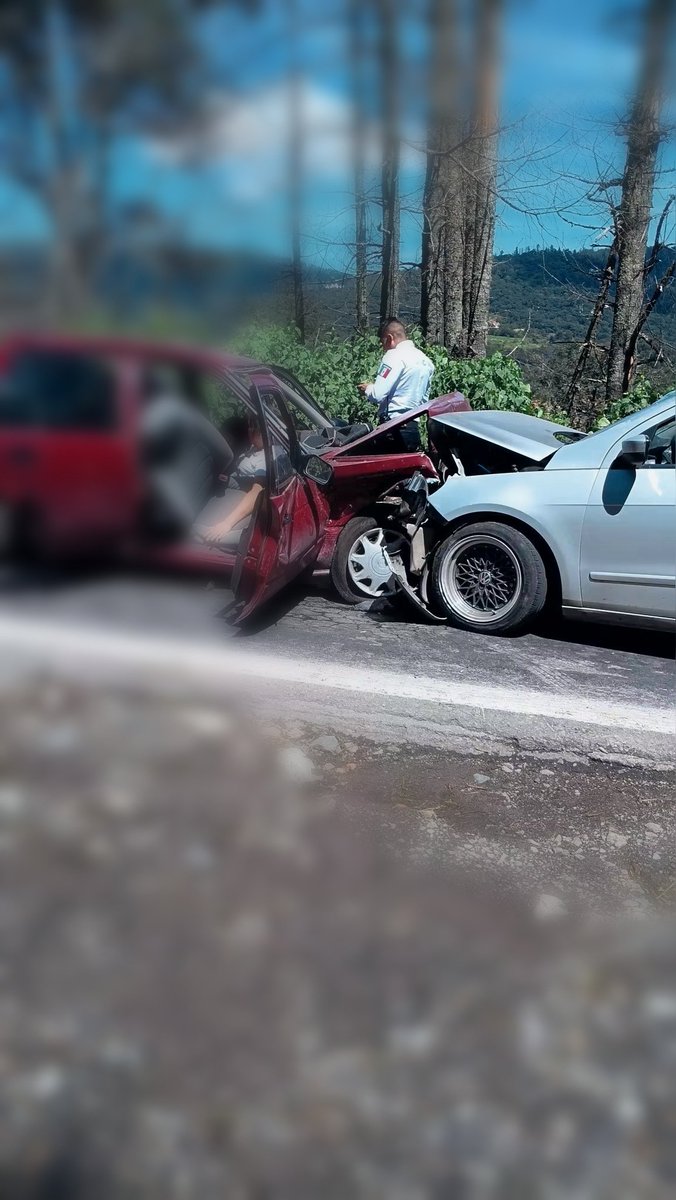 DiariodHidalgo's tweet photo. #Entérate | Ocurre un fuerte accidente en Real del Monte, a la altura #ElHiloche, se reportan personas atrapadas y los cuerpos de emergencia ya se encuentran en el sitio. https://t.co/RldgsrRgUz