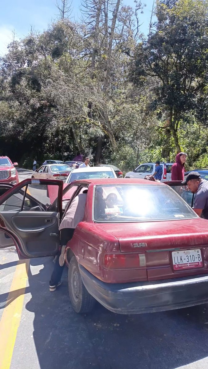 DiariodHidalgo's tweet photo. #Entérate | Ocurre un fuerte accidente en Real del Monte, a la altura #ElHiloche, se reportan personas atrapadas y los cuerpos de emergencia ya se encuentran en el sitio. https://t.co/RldgsrRgUz