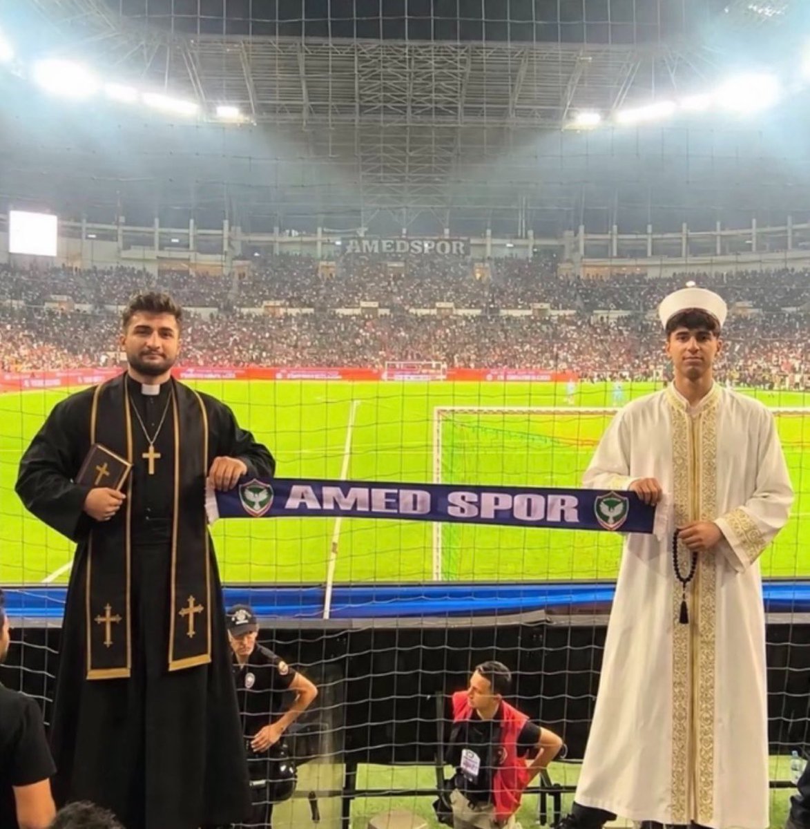 psikoamed's tweet photo. Sen Vatikan’la Diyanet’i aynı deplasmana çıkaran takımın da kendisisin :) #amedspor  💚❤️ https://t.co/29DoOkrUQC