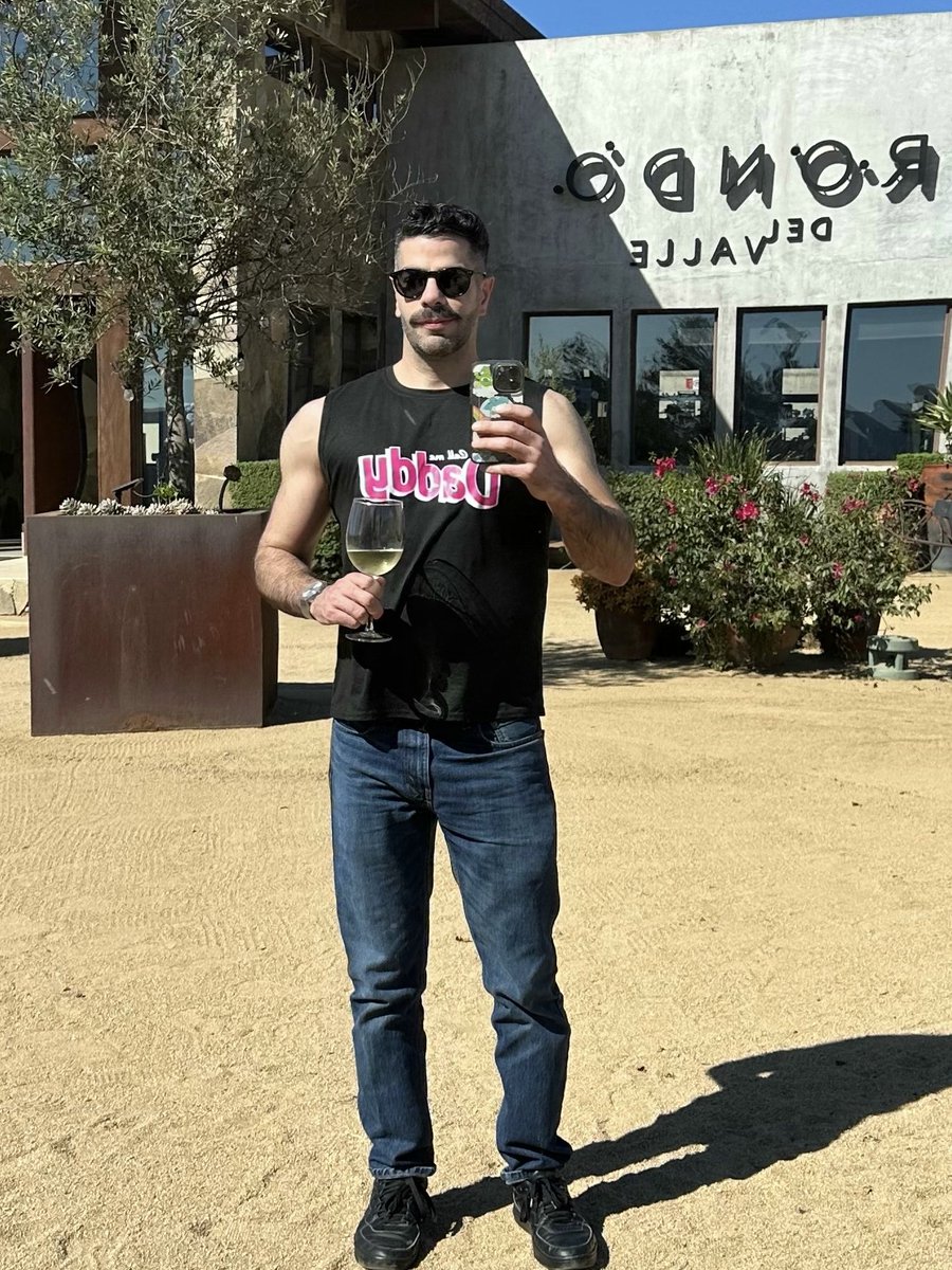 Ferchoman30's tweet photo. Daddy wine 🍷 Rondo del Valle, salud 🥂 https://t.co/BWOF3bx8VY