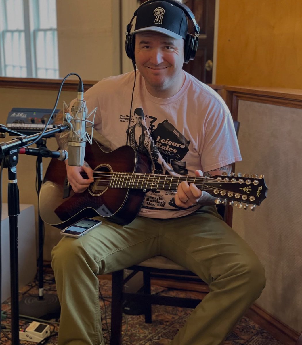pubity's tweet photo. New Found Glory lead guitarist Chad Gilbert has sadly passed away at age 45 after a battle with cancer. https://t.co/WF4QWFPOpj