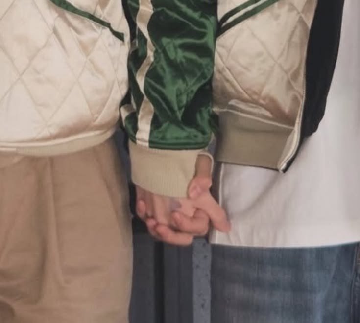 slwwdncg's tweet photo. #kooktaeau 

Jungkook y Taehyung vivieron un amor veraniego. Para Taehyung fue algo que le afectó mucho, pues fue su primer amor.

Para Jungkook, fue algo "pasajero", sin embargo no esperaba que 15 años después, verlo en la boda de su hermano significaría tanto para él. https://t.co/VRkPekHbGS