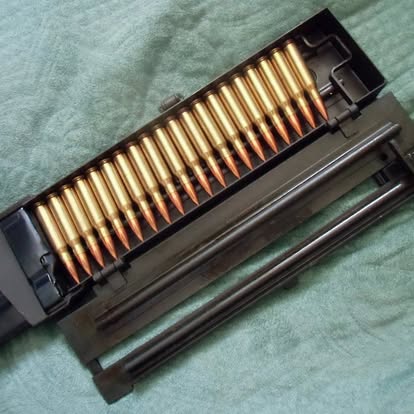 L4xdbBmFLm96386's tweet photo. #持ってる人が少なそうな装備
64式7.62㎜小銃用装弾器。
20発を一気に装弾出来る。
最初に並べるのが面倒そう？
直接弾倉に装弾した方が早い？
いや、弾薬補給点で複数配置して順次、交互に装弾作業をするのだよ。
有事の際には、ありがたみが実感出来る。
つまり、これを使うような事態が起きないのが何より。
人知れず、不用決定され、破棄される運命の装備。