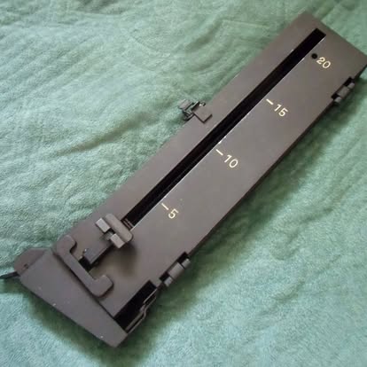 L4xdbBmFLm96386's tweet photo. #持ってる人が少なそうな装備
64式7.62㎜小銃用装弾器。
20発を一気に装弾出来る。
最初に並べるのが面倒そう？
直接弾倉に装弾した方が早い？
いや、弾薬補給点で複数配置して順次、交互に装弾作業をするのだよ。
有事の際には、ありがたみが実感出来る。
つまり、これを使うような事態が起きないのが何より。
人知れず、不用決定され、破棄される運命の装備。