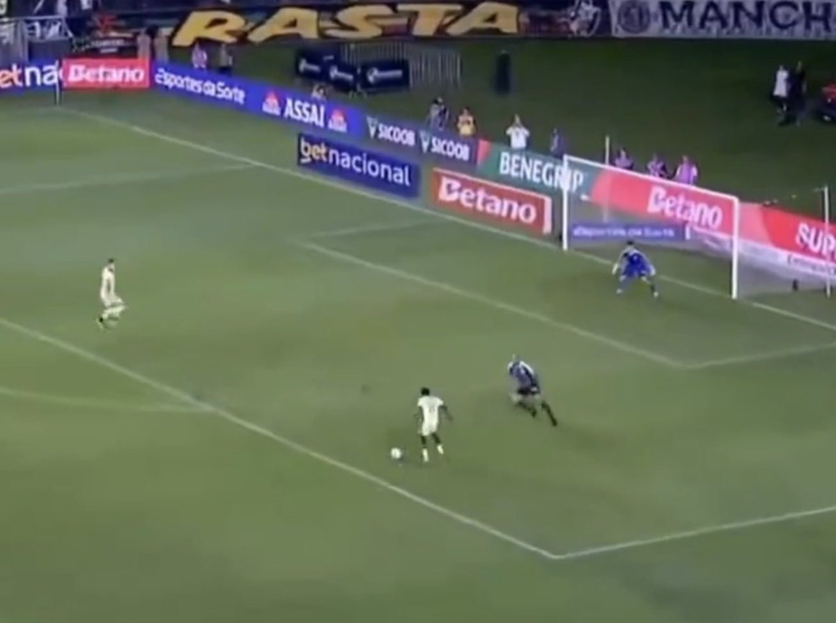 martasovasco's tweet photo. Não tocar essa bola foi um crime do Andrés Gómez. https://t.co/W0qWwsrIgu