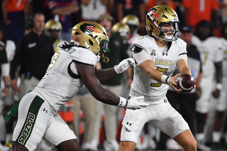 FCRecruits's tweet photo. LETS DISCUSS RECRUITING 

C/o 27, 28, 29 &amp; 30! If You Are Interested In Being Recruited By UAB ( @UAB_FB ) COMMENT film, RETWEET &amp; DM us. We Are Sending Over Playmakers For Evaluation.

Coaches &amp; Parents Reach Out!

#TheHomeOfRecruiting🏭 https://t.co/hNX05nT7WE