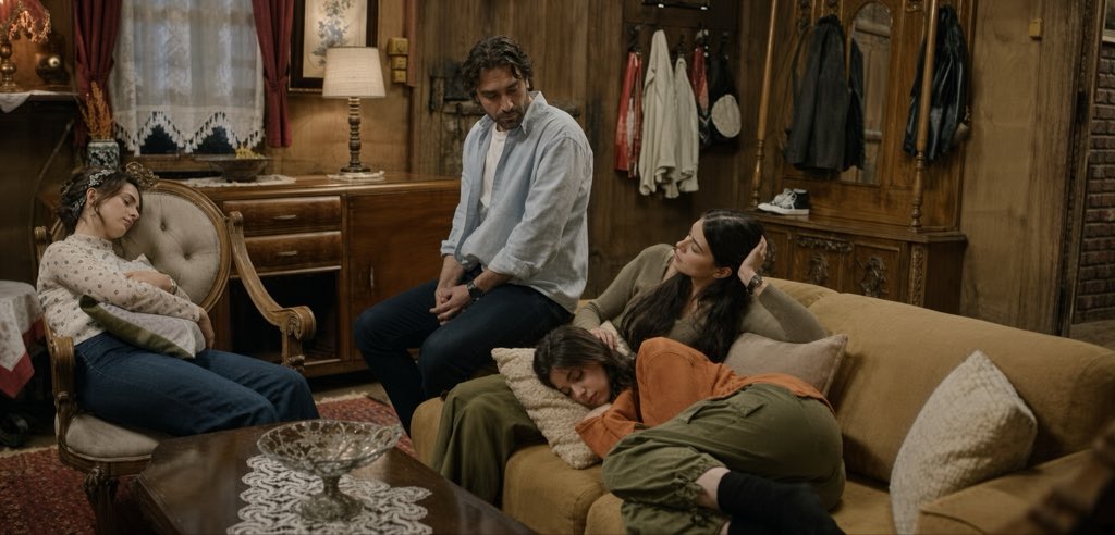 BreMalakass's tweet photo. Malum illet tayfa yine “Eleni’ye haksızlık yapılıyor” dediğimde çıldırıp buraya toplanacak ama olsun, sezon finalinde sinirimden konuşamadığım şeyi şimdi afiş vesilesiyle tekrar konuşalım. Senarist ve yönetmenin tercihleri derken beni en çok hayal kırıklığına uğratan sahne bu olabilir. Eleni’yi neden bu kadar geri plana attıklarının en belirgin örneklerinden biri çünkü.

Eleni anne babasını yeni bulmuş, sevdiği adamın ihanetini öğrenmiş ve Oruç’tan daha yeni ayrılıp gelmiş. Üstelik sevdiği adamın kendi ailesini korumak için ondan anne babasını saklamış olmasının yükünü de taşıyor. Bir yanda ailesiyle ilgili öğrendiği gerçekler, diğer yanda Oruç’un yaptığı seçimin yarattığı kırgınlık… Tüm bunlar üst üste binmişken Eleni büyük bir duygusal yükün tam ortasında.

Ama böyle bir noktada Eleni’nin sahnede tek başına kenarda oturtulmasını gerçekten anlamıyorum. Eleni hayatının en büyük kırılmalarından birini yaşarken Esme, Fadime’nin saçını okşuyor; Adil de onların yanında ama Eleni’nin yanında değil. Bütün sıcaklık ve yakınlık başka tarafa kuruluyor, Eleni ise resmen sahnenin dışında bırakılıyor.

Hadi diyelim Esme’ye Fadime’yi teselli ettirdiniz. Peki Adil neden Eleni’nin yanında değil? Neden onu teselli ederken, onunla ilgilenirken görmüyoruz? Sahnenin hem Esme hem de Adil tarafında ciddi bir tutarsızlık var.

Peki sizce bu bilinçsiz bir tercih mi? Bence hayır. Gayet bilinçli bir tercih. Çünkü Eleni’nin yaşaması gereken duygusal anlar sürekli başka karakterlere veriliyor.

Hikâye Eleni’nin ailesiyle, Eleni’nin hayatıyla ilgili ama gidip Fadime’yi bu hikâyenin içine sıkıştırıyorlar. Hatta Eleni’nin Oruç’tan hesap sorması gereken yerde bile İso’dan hesap soran Fadime’yi görüyoruz. Eee ama hikâye Eleni’nin hikâyesi. Onu ne yapacağız?

Üstelik oyuncu olarak Ava’ya da büyük haksızlık yapılıyor. Eleni’nin hem ailesiyle hem Oruç’la yaşayabileceği tonla kırılma, gösterebileceği tonla duygu var. Ama Ava’ya bunları oynayabileceği alan bile verilmiyor. Eleni’nin sahneleri başka karakterlere veriliyor; Eleni’nin hak ettiği büyük dramalar yerine başka karakterlere altı boş dramalar yazılıyor.

Bu yüzden ben bunu artık sadece bir “sahne tercihi” olarak görmüyorum. Eleni’yi sürekli arka plana atmak, onun hikâyesinin odağını başka karakterlere vermek ve karakterin hakkı olan sahneleri elinden almak gibi geliyor. Ve evet, bu hikâyede en büyük haksızlığın Eleni karakterine yapıldığını düşünüyorum.

Yeni sezon afişinde Eleni’nin Esme’nin dizinde yatması güzel bir görüntü olabilir ama benim için artık bunun tek başına bir önemi yok. Çünkü her şeyi zamanında ve hakkıyla yapmak gerekiyor. Bir afiş karesiyle bir sahnenin yerini dolduramazsınız.

Asıl Eleni karakterinin hakkını yeni sezonda ailesiyle ve Oruç’la olan sahnelerinde versinler de bakalım.
#TaşacakBuDeniz