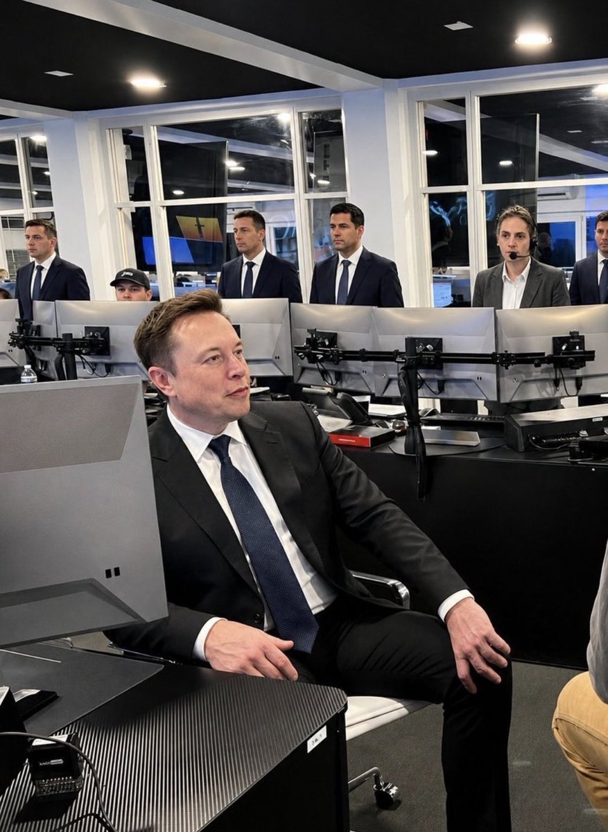 MuskNewsfdja's tweet photo. 🚀 If you could spend one day shadowing a billionaire, who would it be?

A) Elon Musk 🤖
B) Jeff Bezos 📦
C) Mark Zuckerberg 🥽
D) Warren Buffett 💰 https://t.co/uTkNWffIts