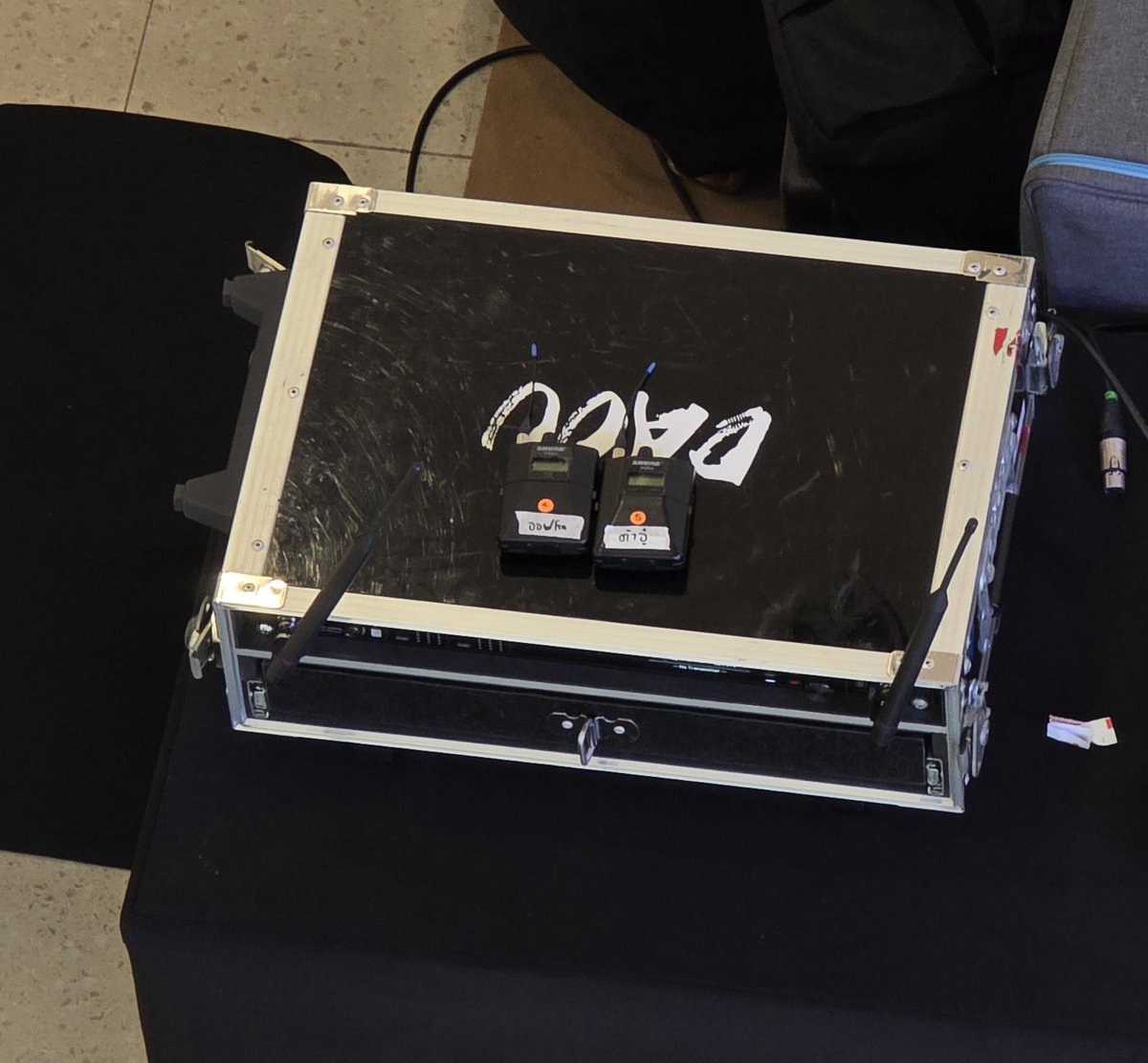 1402lil's tweet photo. OP said that when she first saw Ou’s mic case, she thought like “There’s no way they put both mics in the same case, right?” And then they opened it and there were actually TWO mics inside 🥹😭

#DaouOffroad #ต้าห์อู๋ออฟโรด https://t.co/R5H12O87BQ
