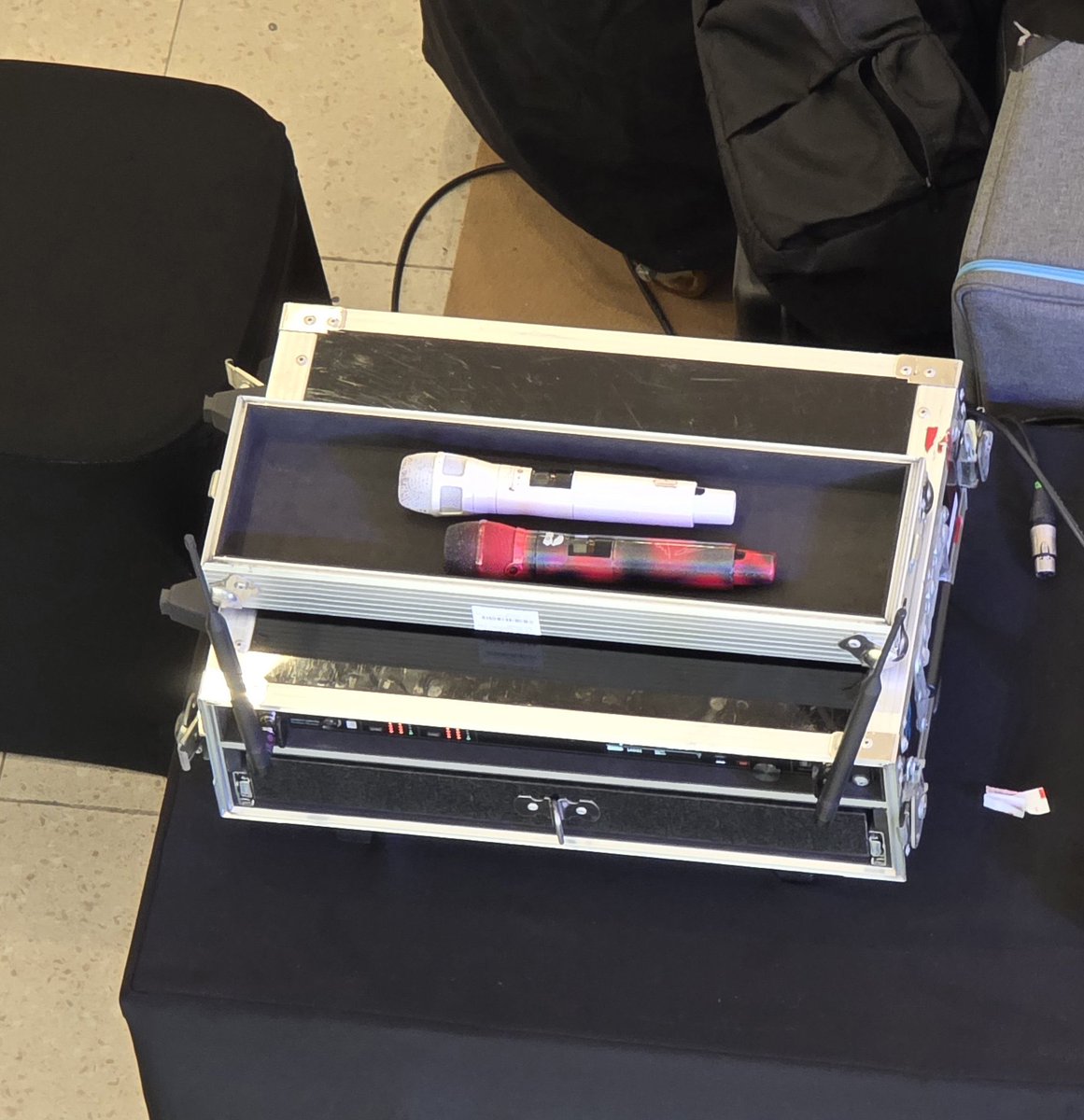 1402lil's tweet photo. OP said that when she first saw Ou’s mic case, she thought like “There’s no way they put both mics in the same case, right?” And then they opened it and there were actually TWO mics inside 🥹😭

#DaouOffroad #ต้าห์อู๋ออฟโรด https://t.co/R5H12O87BQ