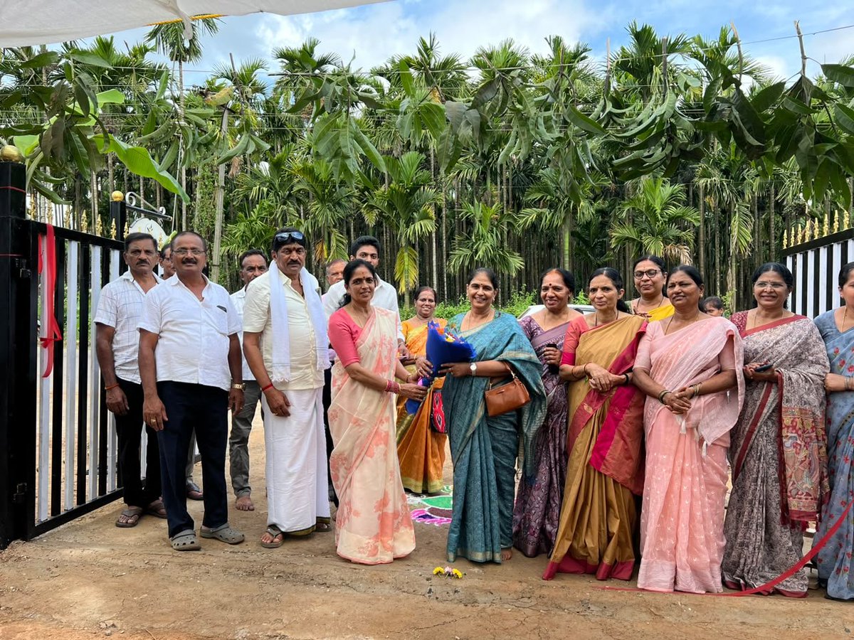 TDRSringeriOffi's tweet photo. ಶ್ರೀ ಕೃಪಾಲ್ ಗೌಡ ಮುತ್ತಿ‌ನಕೊಪ್ಪ ಅವರು 'ನೇಚರ್ ನೆಸ್ಟ್' ಹೆಸರಿನ ನರ್ಸರಿ ಆರಂಭಿಸಿದ್ದಾರೆ. ಇಂದು ನನ್ನ ಅನುಪಸ್ಥಿತಿಯಲ್ಲಿ ನನ್ನ ಧರ್ಮಪತ್ನಿ ಶ್ರೀಮತಿ ಪುಷ್ಪಾ ರಾಜೇಗೌಡರು ನರ್ಸರಿಯ ಉದ್ಘಾಟನೆ ನೆರವೇರಿಸಿದರು. ನೂತನ ನರ್ಸರಿಗೆ ಶುಭವಾಗಲಿ. ಮಲೆನಾಡಿನ ಸಸ್ಯ ವೈಭವಕ್ಕೆ ನೇಚರ್ ನೆಸ್ಟ್ ಇನ್ನಷ್ಟು ಕೊಡುಗೆ ನೀಡಲಿ ಎಂದು ಹಾರೈಸುತ್ತೇನೆ. https://t.co/z2EcvOqRg0