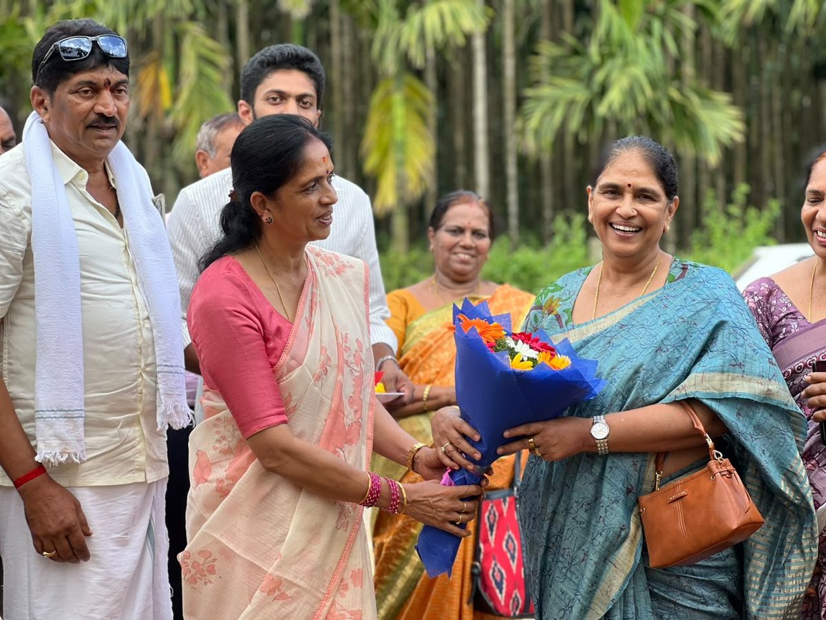 TDRSringeriOffi's tweet photo. ಶ್ರೀ ಕೃಪಾಲ್ ಗೌಡ ಮುತ್ತಿ‌ನಕೊಪ್ಪ ಅವರು 'ನೇಚರ್ ನೆಸ್ಟ್' ಹೆಸರಿನ ನರ್ಸರಿ ಆರಂಭಿಸಿದ್ದಾರೆ. ಇಂದು ನನ್ನ ಅನುಪಸ್ಥಿತಿಯಲ್ಲಿ ನನ್ನ ಧರ್ಮಪತ್ನಿ ಶ್ರೀಮತಿ ಪುಷ್ಪಾ ರಾಜೇಗೌಡರು ನರ್ಸರಿಯ ಉದ್ಘಾಟನೆ ನೆರವೇರಿಸಿದರು. ನೂತನ ನರ್ಸರಿಗೆ ಶುಭವಾಗಲಿ. ಮಲೆನಾಡಿನ ಸಸ್ಯ ವೈಭವಕ್ಕೆ ನೇಚರ್ ನೆಸ್ಟ್ ಇನ್ನಷ್ಟು ಕೊಡುಗೆ ನೀಡಲಿ ಎಂದು ಹಾರೈಸುತ್ತೇನೆ. https://t.co/z2EcvOqRg0