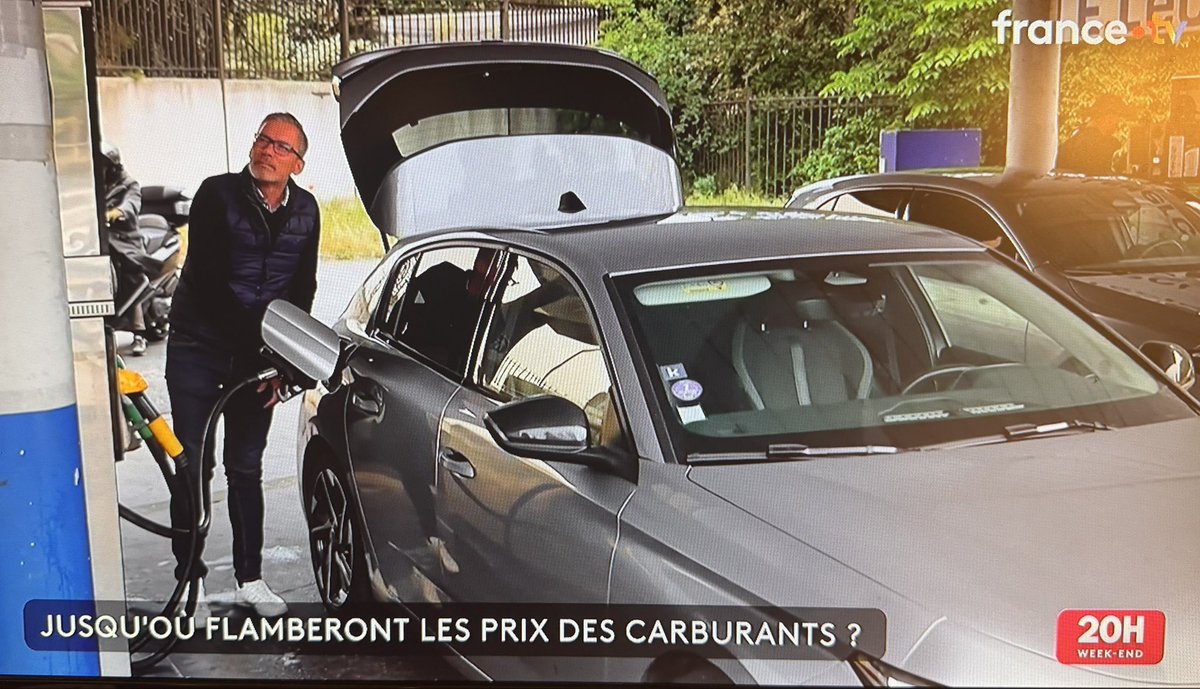 jeromegodefroy's tweet photo. 📺 Tous les soirs dans les 20h, les jérémiades des automobilistes devant les pompes à essence. Tous les soirs. C’est quoi l’info ? 
Tell me something I don’t know. https://t.co/7zQR4gdedt