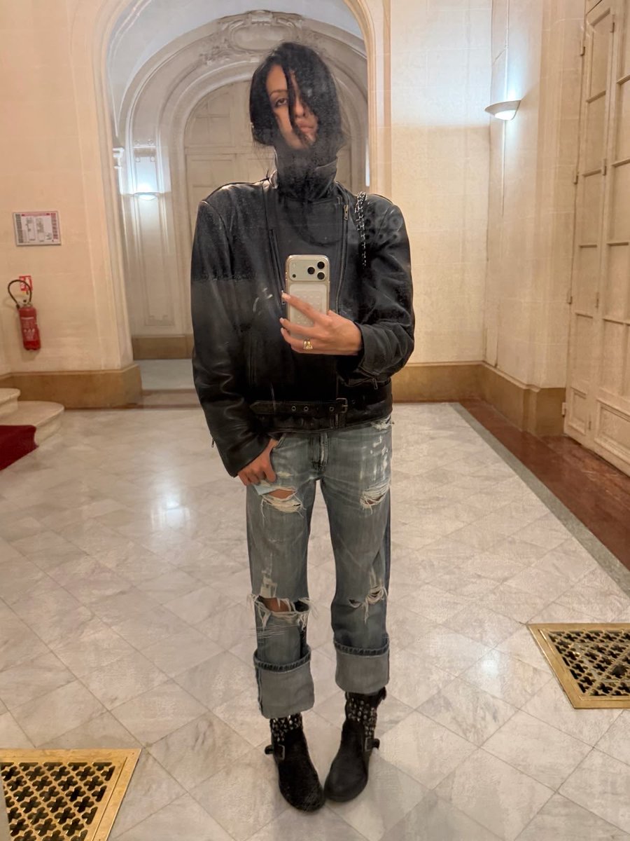 substancexual's tweet photo. looking thin regardless of being in bigger clothing >>> https://t.co/0gQ2VAwXJd