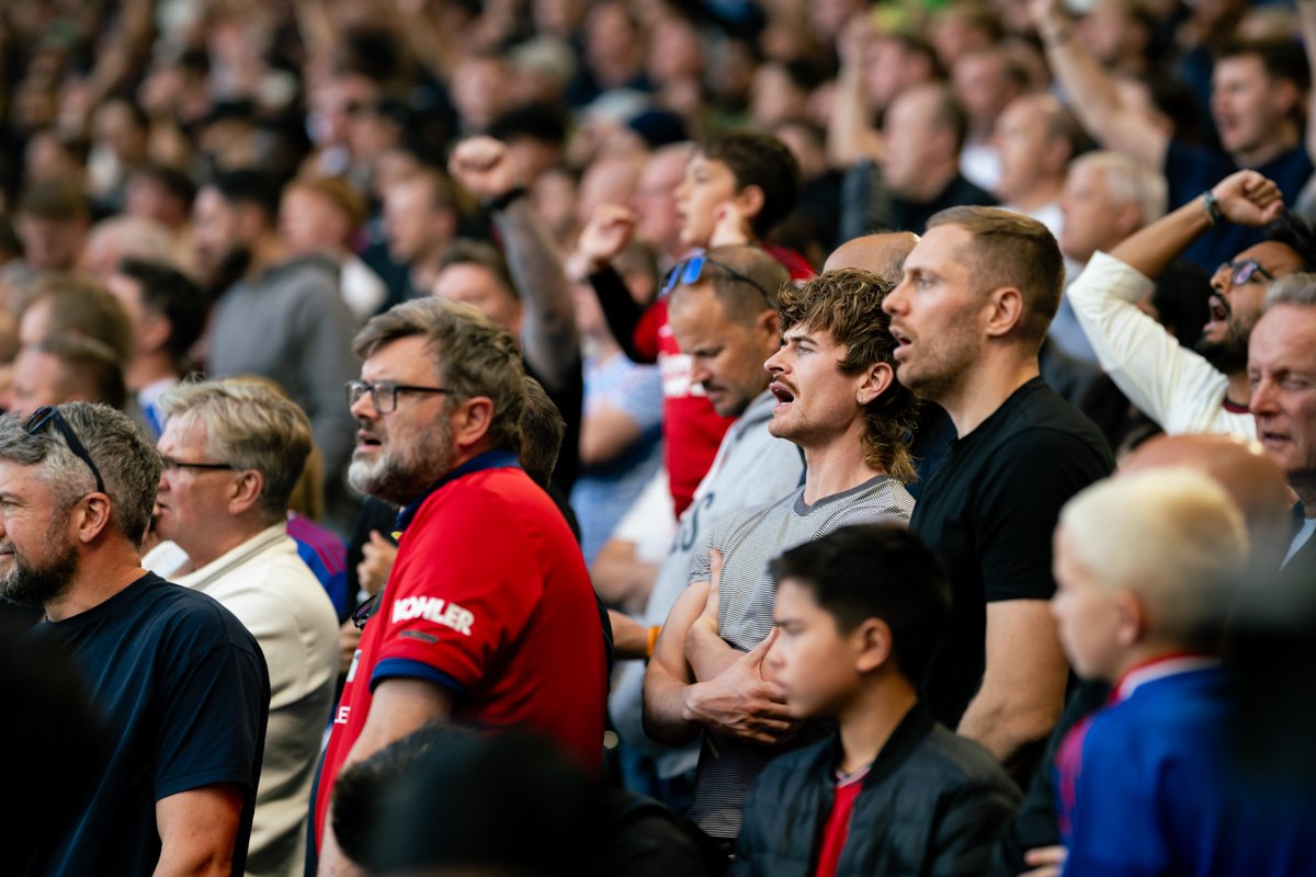 ManUtd's tweet photo. We stick together — thanks for your support on the road today, Reds 🤝 https://t.co/taswLolMe6