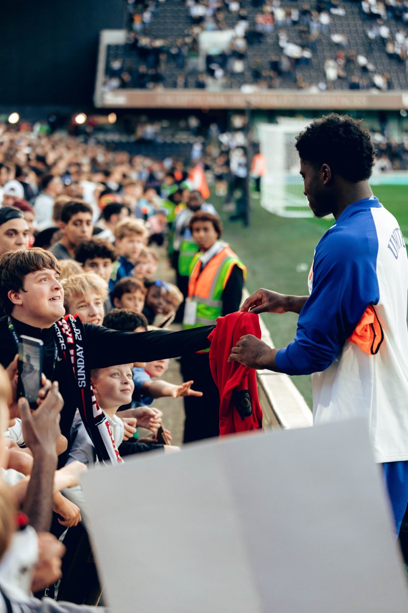 ManUtd's tweet photo. We stick together — thanks for your support on the road today, Reds 🤝 https://t.co/taswLolMe6