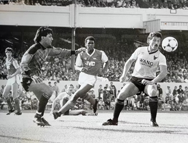 Supermacs_knee's tweet photo. 20th September 1986
Arsenal 0-0 Oxford.
Further frustration in finding the back of the net
However, the Anderson - O'Leary - Adams - Sansom defence is obeying Gunners boss George Graham's desire for clean sheets so it's 3 consecutive 0-0 results for the #Arsenal. https://t.co/K4RQP3cnDt