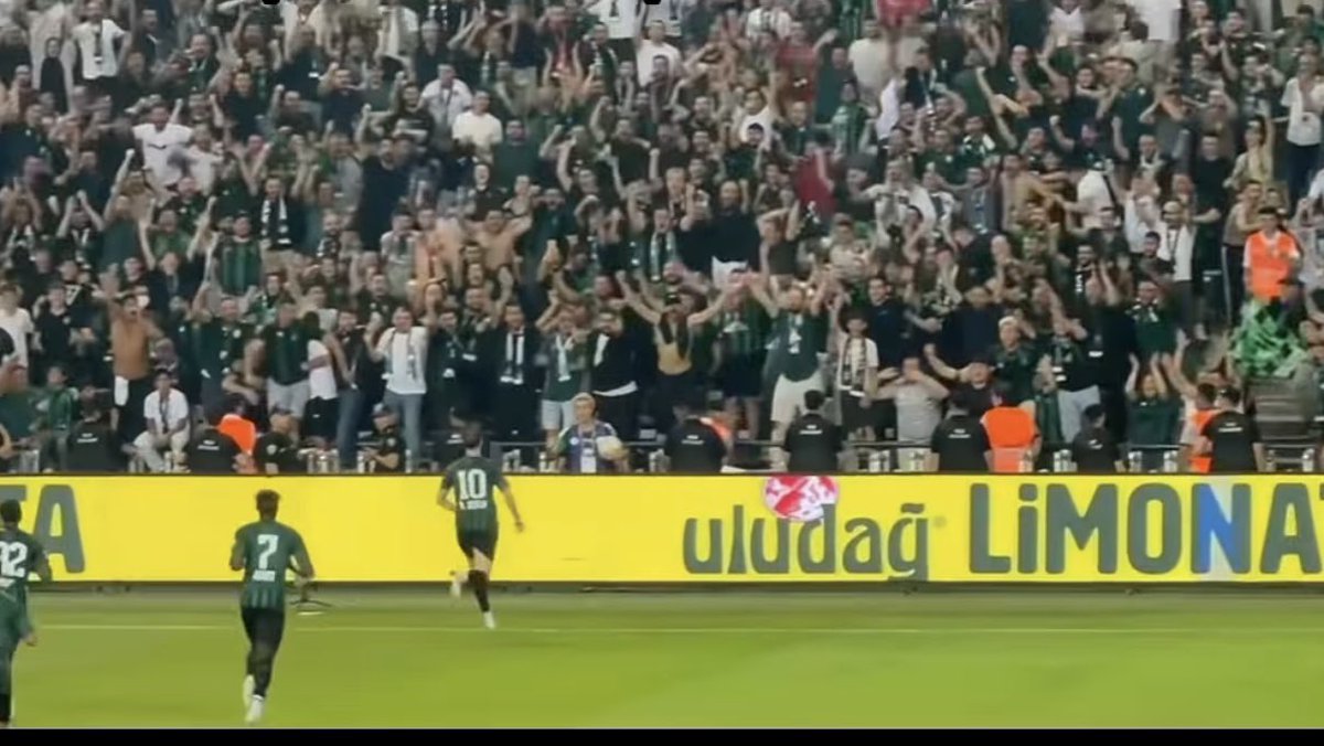 Akdemiryunus41's tweet photo. Tarafımız belli 💚🖤🇹🇷 #Kocaelispor #Bursaspor https://t.co/6m3c5dKsJ9