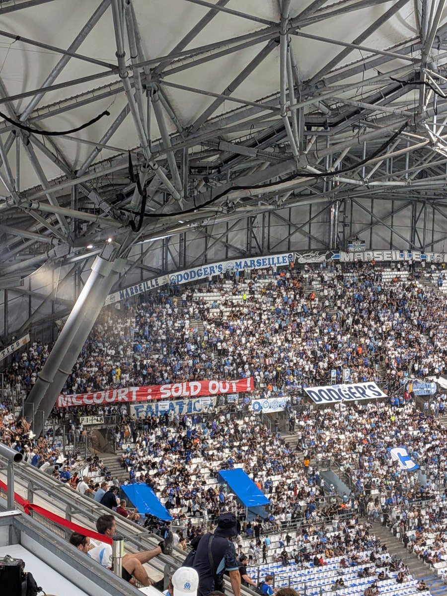 Footballogue's tweet photo. Les banderoles dans le stade Vélodrome 🥶

« 2016 : CHAMPIONS PROJECT 
2026 : LIGUE 2 PROJECT ?

MCCOURT OUT »

« MCCOURT : SOLD OUT ! »

(@JulienFroment) https://t.co/meLVR4WHvG