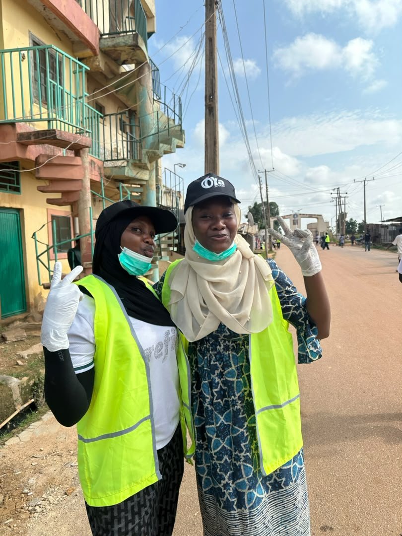 EmirOfAfrica's tweet photo. @abuploggas @ploggingnigeria @IlorinPloggas 7 years of showing up.
3,500+ kg of waste collected.
2,000+ students mobilized.

And we're just getting started.
We Keep Fit To Keep Clean 🌍 https://t.co/AHmb2rYskC
