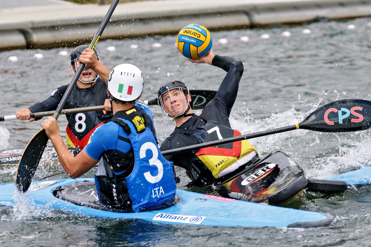 daniele_galosso's tweet photo. Italia-Germania 4-3. Dopo tempi supplementari, naturalmente.

L'Italia, in pieno delirio di onnipotenza sportiva, si laurea campione del mondo anche nella canoa polo. Con un risultato, in finale, piuttosto iconico...

#Duisburg2026 https://t.co/WW6emtSX6Q