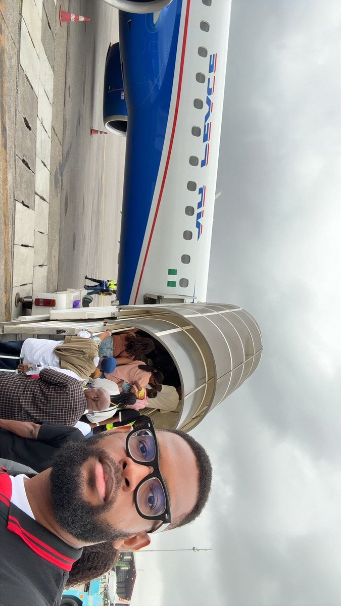 Fechulo's tweet photo. Asaba Chronicles; lovely weather 

-went to visit my dad’s grave and wore my milan jersey there cause he’s the one that made me support this club 💔❤️

-airpeace forgot my bag in Asaba when i was coming back to Lagos 

adventurous weekend https://t.co/YjCEP3HFn1
