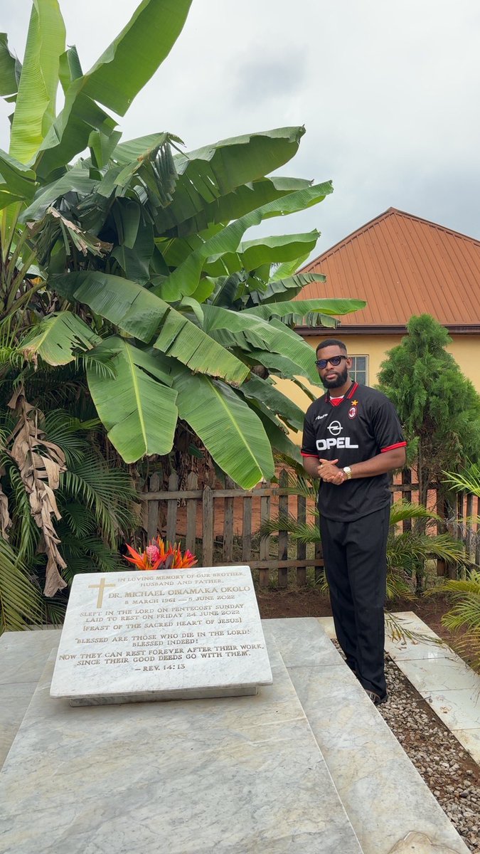 Fechulo's tweet photo. Asaba Chronicles; lovely weather 

-went to visit my dad’s grave and wore my milan jersey there cause he’s the one that made me support this club 💔❤️

-airpeace forgot my bag in Asaba when i was coming back to Lagos 

adventurous weekend https://t.co/YjCEP3HFn1