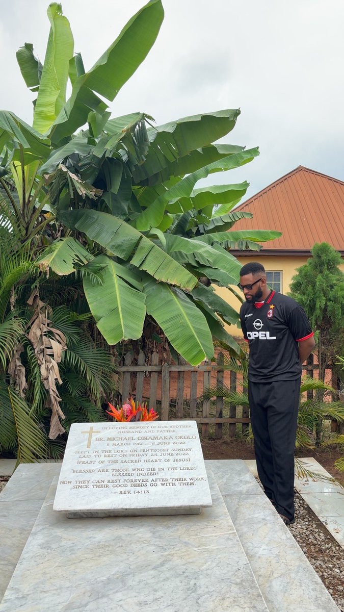 Fechulo's tweet photo. Asaba Chronicles; lovely weather 

-went to visit my dad’s grave and wore my milan jersey there cause he’s the one that made me support this club 💔❤️

-airpeace forgot my bag in Asaba when i was coming back to Lagos 

adventurous weekend https://t.co/YjCEP3HFn1
